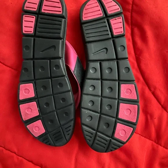 Nike Women's Vibrant Pink and Black Sandals - Picture 3 of 3